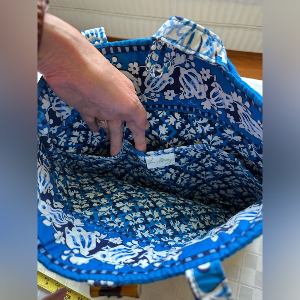 [SOLD] EUC Vera Bradley Blue Paisley Tote - Picture 5 of 7